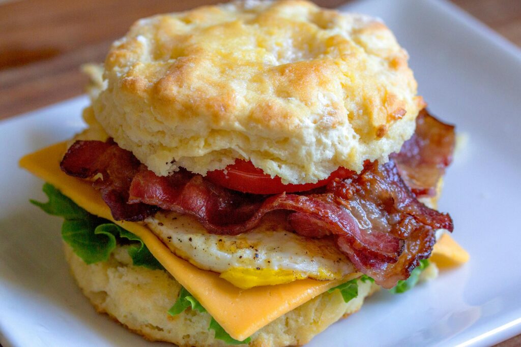 pexels-photo-139746-139746 Delicious breakfast biscuit sandwich with bacon, egg, and cheese. Perfect for breakfast lovers.